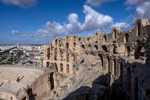 Amphithéâtre romain de El Djem. C’est le monument romain d’Afrique du Nord, de loin le plus imposant, sa silhouette ronde et massive s’élève dans une plaine plate et désertique qui le laisse voir à très longue distance. De forme presque elliptique, le monument mesure 149 m de long sur 124 m de large et 36m de haut. Les gradins, aujourd’hui disparus et partiellement reconstitués, pouvaient accueillir jusqu’à 30.000 spectateurs