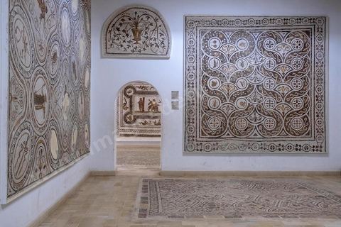 Le musée archéologique de El Djem, cité antique de Thysdrus, a été aménagé à l’emplacement d’une villa romaine dont il restitue l’organisation spatiale : une cour centrale entourée d’un péristyle – préau – qui donne accès aux chambres. Là, sont exposés des objets – sculptures, tableaux en mosaïque, céramique, etc. – provenant de campagnes de fouilles menées à Thysdrus aussi bien que dans les environs de la cité.