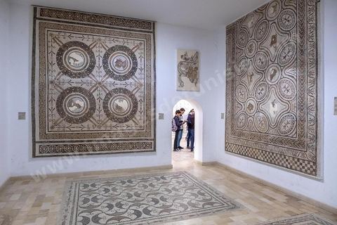 Le musée archéologique de El Djem, cité antique de Thysdrus, a été aménagé à l’emplacement d’une villa romaine dont il restitue l’organisation spatiale : une cour centrale entourée d’un péristyle – préau – qui donne accès aux chambres. Là, sont exposés des objets – sculptures, tableaux en mosaïque, céramique, etc. – provenant de campagnes de fouilles menées à Thysdrus aussi bien que dans les environs de la cité.