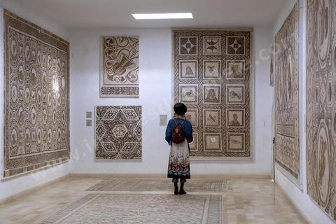 Le musée archéologique de El Djem, cité antique de Thysdrus, a été aménagé à l’emplacement d’une villa romaine dont il restitue l’organisation spatiale : une cour centrale entourée d’un péristyle – préau – qui donne accès aux chambres. Là, sont exposés des objets – sculptures, tableaux en mosaïque, céramique, etc. – provenant de campagnes de fouilles menées à Thysdrus aussi bien que dans les environs de la cité.