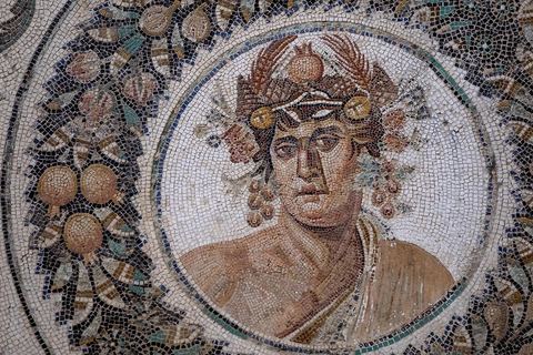 Détail de la mosaïque du Génie de l'Année, milieu du IIème siècle après JC. Le musée archéologique de El Djem, cité antique de Thysdrus, a été aménagé à l’emplacement d’une villa romaine dont il restitue l’organisation spatiale : une cour centrale entourée d’un péristyle – préau – qui donne accès aux chambres. Là, sont exposés des objets – sculptures, tableaux en mosaïque, céramique, etc. – provenant de campagnes de fouilles menées à Thysdrus aussi bien que dans les environs de la cité.