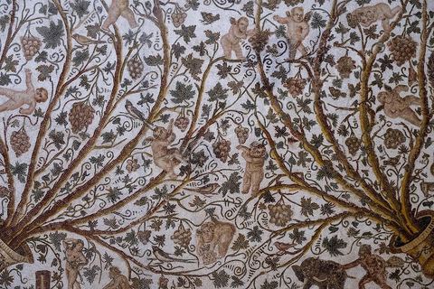 Détails de la mosaïque de Silène, seconde moitié du IIIème siècle après JC. Le musée archéologique de El Djem, cité antique de Thysdrus, a été aménagé à l’emplacement d’une villa romaine dont il restitue l’organisation spatiale : une cour centrale entourée d’un péristyle – préau – qui donne accès aux chambres. Là, sont exposés des objets – sculptures, tableaux en mosaïque, céramique, etc. – provenant de campagnes de fouilles menées à Thysdrus aussi bien que dans les environs de la cité.