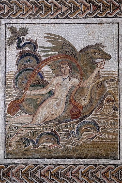 Mosaïque d'une néréide sur un cheval marin, fin du IIème siècle après JC. Le musée archéologique de El Djem, cité antique de Thysdrus, a été aménagé à l’emplacement d’une villa romaine dont il restitue l’organisation spatiale : une cour centrale entourée d’un péristyle – préau – qui donne accès aux chambres. Là, sont exposés des objets – sculptures, tableaux en mosaïque, céramique, etc. – provenant de campagnes de fouilles menées à Thysdrus aussi bien que dans les environs de la cité.