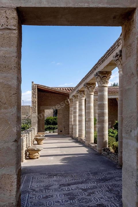 Au coeur du musée archéologique de El Djem, cité antique de Thysdrus, il a été procédé à la reconstitution, grandeur nature, de « la maison d’Africa », une somptueuse demeure aristocratique édifiée vers les années 170 ap. J.C. découverte fortuitement dans les années 1990 et qui tire son appellation de deux tableaux en mosaïque figurant, dans leur médaillon central, l’un la déesse Africa, l’autre la province d’Afrique, seules représentations connues du continent africain. 