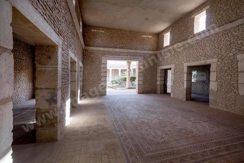 Au coeur du musée archéologique de El Djem, cité antique de Thysdrus, il a été procédé à la reconstitution, grandeur nature, de « la maison d’Africa », une somptueuse demeure aristocratique édifiée vers les années 170 ap. J.C. découverte fortuitement dans les années 1990 et qui tire son appellation de deux tableaux en mosaïque figurant, dans leur médaillon central, l’un la déesse Africa, l’autre la province d’Afrique, seules représentations connues du continent africain. 