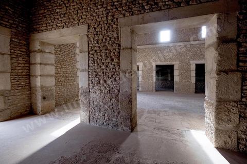 Au coeur du musée archéologique de El Djem, cité antique de Thysdrus, il a été procédé à la reconstitution, grandeur nature, de « la maison d’Africa », une somptueuse demeure aristocratique édifiée vers les années 170 ap. J.C. découverte fortuitement dans les années 1990 et qui tire son appellation de deux tableaux en mosaïque figurant, dans leur médaillon central, l’un la déesse Africa, l’autre la province d’Afrique, seules représentations connues du continent africain. 