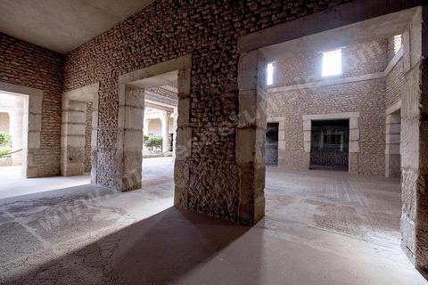 Au coeur du musée archéologique de El Djem, cité antique de Thysdrus, il a été procédé à la reconstitution, grandeur nature, de « la maison d’Africa », une somptueuse demeure aristocratique édifiée vers les années 170 ap. J.C. découverte fortuitement dans les années 1990 et qui tire son appellation de deux tableaux en mosaïque figurant, dans leur médaillon central, l’un la déesse Africa, l’autre la province d’Afrique, seules représentations connues du continent africain. 