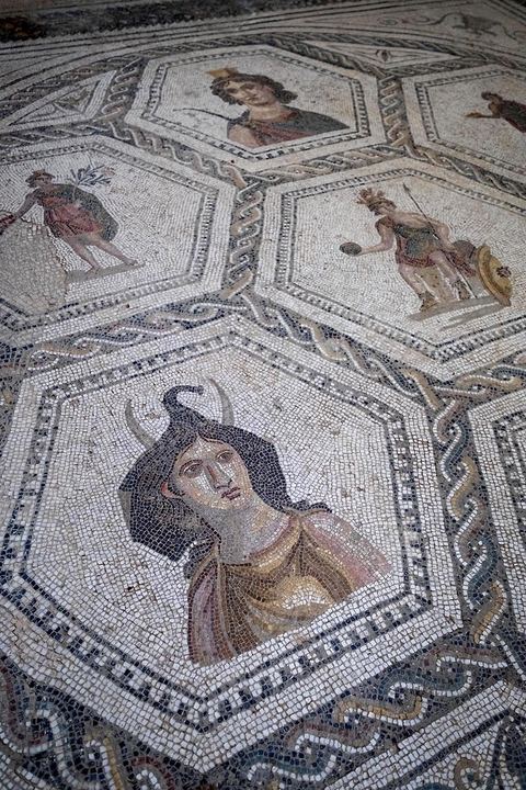 Détails de la mosaique de Rome et ses Provinces, milieu du IIème siècle après JC. Au coeur du musée archéologique de El Djem, cité antique de Thysdrus, il a été procédé à la reconstitution, grandeur nature, de « la maison d’Africa », une somptueuse demeure aristocratique édifiée vers les années 170 ap. J.C. découverte fortuitement dans les années 1990 et qui tire son appellation de deux tableaux en mosaïque figurant, dans leur médaillon central, l’un la déesse Africa, l’autre la province d’Afrique, seules représentations connues du continent africain. 