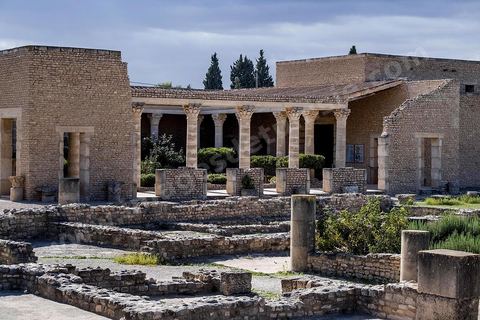 Au coeur du musée archéologique de El Djem, cité antique de Thysdrus, il a été procédé à la reconstitution, grandeur nature, de « la maison d’Africa », une somptueuse demeure aristocratique édifiée vers les années 170 ap. J.C. découverte fortuitement dans les années 1990 et qui tire son appellation de deux tableaux en mosaïque figurant, dans leur médaillon central, l’un la déesse Africa, l’autre la province d’Afrique, seules représentations connues du continent africain. 