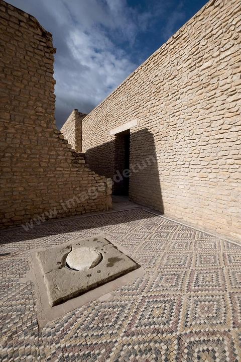 Au coeur du musée archéologique de El Djem, cité antique de Thysdrus, il a été procédé à la reconstitution, grandeur nature, de « la maison d’Africa », une somptueuse demeure aristocratique édifiée vers les années 170 ap. J.C. découverte fortuitement dans les années 1990 et qui tire son appellation de deux tableaux en mosaïque figurant, dans leur médaillon central, l’un la déesse Africa, l’autre la province d’Afrique, seules représentations connues du continent africain. 