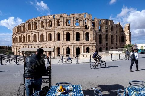 Amphithéâtre romain de El Djem. C’est le monument romain d’Afrique du Nord, de loin le plus imposant, sa silhouette ronde et massive s’élève dans une plaine plate et désertique qui le laisse voir à très longue distance. De forme presque elliptique, le monument mesure 149 m de long sur 124 m de large et 36m de haut. Les gradins, aujourd’hui disparus et partiellement reconstitués, pouvaient accueillir jusqu’à 30.000 spectateurs