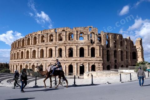Amphithéâtre romain de El Djem. C’est le monument romain d’Afrique du Nord, de loin le plus imposant, sa silhouette ronde et massive s’élève dans une plaine plate et désertique qui le laisse voir à très longue distance. De forme presque elliptique, le monument mesure 149 m de long sur 124 m de large et 36m de haut. Les gradins, aujourd’hui disparus et partiellement reconstitués, pouvaient accueillir jusqu’à 30.000 spectateurs