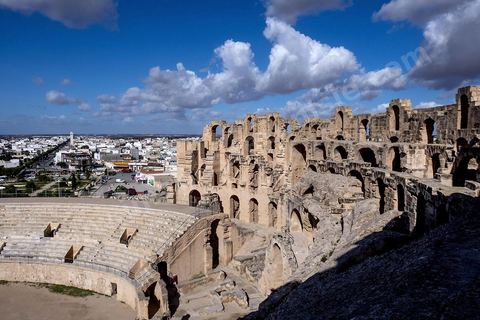 Amphithéâtre romain de El Djem. C’est le monument romain d’Afrique du Nord, de loin le plus imposant, sa silhouette ronde et massive s’élève dans une plaine plate et désertique qui le laisse voir à très longue distance. De forme presque elliptique, le monument mesure 149 m de long sur 124 m de large et 36m de haut. Les gradins, aujourd’hui disparus et partiellement reconstitués, pouvaient accueillir jusqu’à 30.000 spectateurs