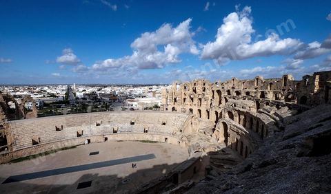 Amphithéâtre romain de El Djem. C’est le monument romain d’Afrique du Nord, de loin le plus imposant, sa silhouette ronde et massive s’élève dans une plaine plate et désertique qui le laisse voir à très longue distance. De forme presque elliptique, le monument mesure 149 m de long sur 124 m de large et 36m de haut. Les gradins, aujourd’hui disparus et partiellement reconstitués, pouvaient accueillir jusqu’à 30.000 spectateurs