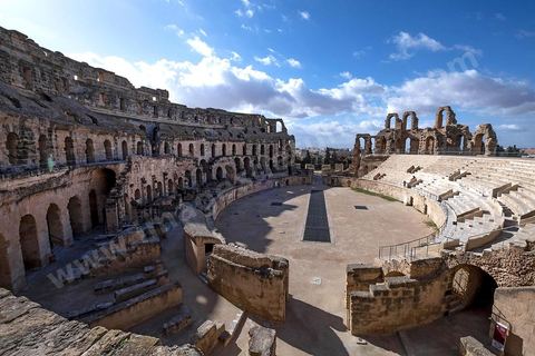 Amphithéâtre romain de El Djem. C’est le monument romain d’Afrique du Nord, de loin le plus imposant, sa silhouette ronde et massive s’élève dans une plaine plate et désertique qui le laisse voir à très longue distance. De forme presque elliptique, le monument mesure 149 m de long sur 124 m de large et 36m de haut. Les gradins, aujourd’hui disparus et partiellement reconstitués, pouvaient accueillir jusqu’à 30.000 spectateurs