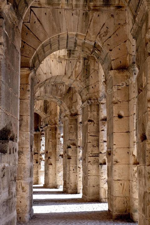 Amphithéâtre romain de El Djem. C’est le monument romain d’Afrique du Nord, de loin le plus imposant, sa silhouette ronde et massive s’élève dans une plaine plate et désertique qui le laisse voir à très longue distance. De forme presque elliptique, le monument mesure 149 m de long sur 124 m de large et 36m de haut. Les gradins, aujourd’hui disparus et partiellement reconstitués, pouvaient accueillir jusqu’à 30.000 spectateurs