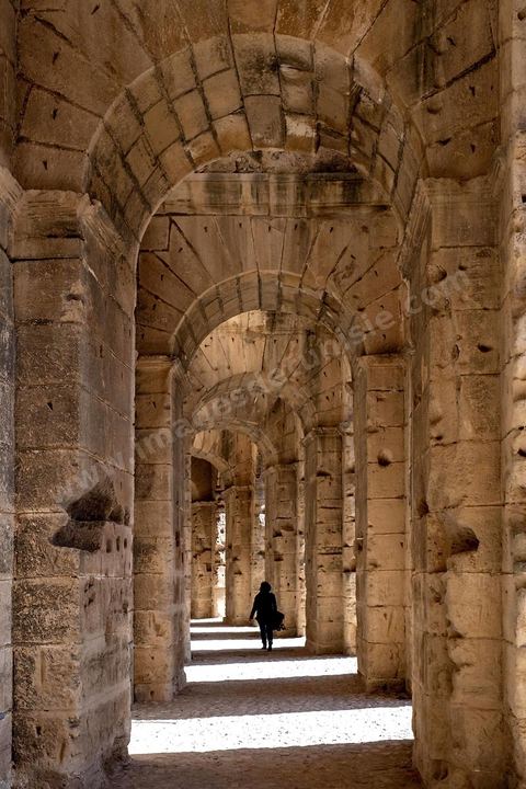 Amphithéâtre romain de El Djem. C’est le monument romain d’Afrique du Nord, de loin le plus imposant, sa silhouette ronde et massive s’élève dans une plaine plate et désertique qui le laisse voir à très longue distance. De forme presque elliptique, le monument mesure 149 m de long sur 124 m de large et 36m de haut. Les gradins, aujourd’hui disparus et partiellement reconstitués, pouvaient accueillir jusqu’à 30.000 spectateurs