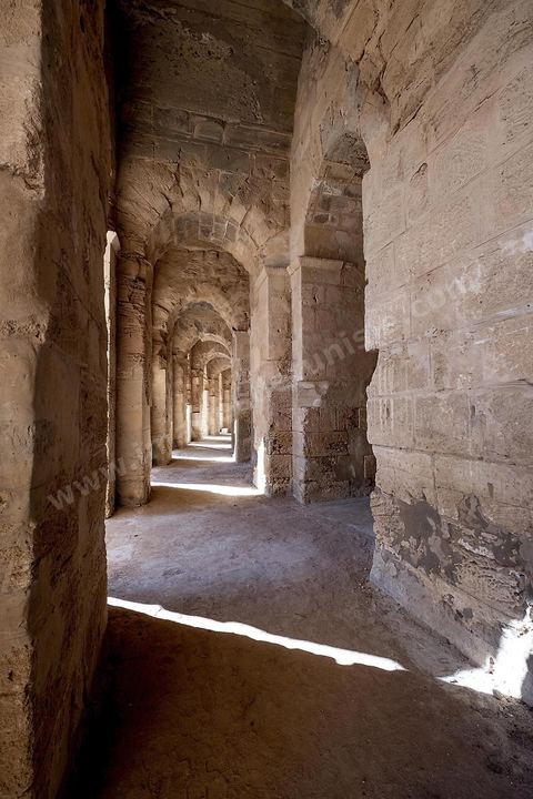 Amphithéâtre romain de El Djem. C’est le monument romain d’Afrique du Nord, de loin le plus imposant, sa silhouette ronde et massive s’élève dans une plaine plate et désertique qui le laisse voir à très longue distance. De forme presque elliptique, le monument mesure 149 m de long sur 124 m de large et 36m de haut. Les gradins, aujourd’hui disparus et partiellement reconstitués, pouvaient accueillir jusqu’à 30.000 spectateurs