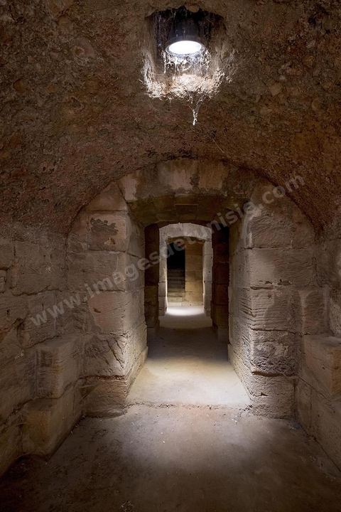 Amphithéâtre romain de El Djem. C’est le monument romain d’Afrique du Nord, de loin le plus imposant, sa silhouette ronde et massive s’élève dans une plaine plate et désertique qui le laisse voir à très longue distance. De forme presque elliptique, le monument mesure 149 m de long sur 124 m de large et 36m de haut. Les gradins, aujourd’hui disparus et partiellement reconstitués, pouvaient accueillir jusqu’à 30.000 spectateurs