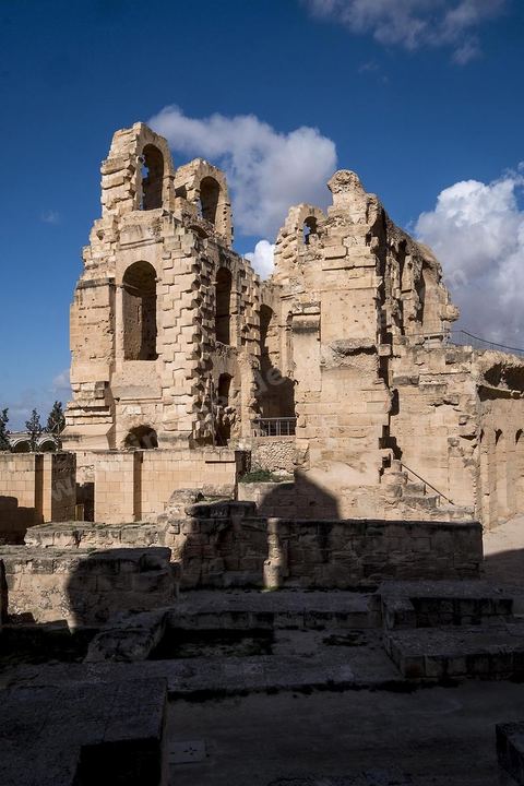 Amphithéâtre romain de El Djem. C’est le monument romain d’Afrique du Nord, de loin le plus imposant, sa silhouette ronde et massive s’élève dans une plaine plate et désertique qui le laisse voir à très longue distance. De forme presque elliptique, le monument mesure 149 m de long sur 124 m de large et 36m de haut. Les gradins, aujourd’hui disparus et partiellement reconstitués, pouvaient accueillir jusqu’à 30.000 spectateurs