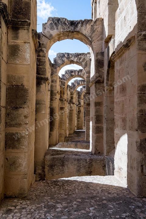 Amphithéâtre romain de El Djem. C’est le monument romain d’Afrique du Nord, de loin le plus imposant, sa silhouette ronde et massive s’élève dans une plaine plate et désertique qui le laisse voir à très longue distance. De forme presque elliptique, le monument mesure 149 m de long sur 124 m de large et 36m de haut. Les gradins, aujourd’hui disparus et partiellement reconstitués, pouvaient accueillir jusqu’à 30.000 spectateurs
