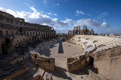 Amphithéâtre romain de El Djem. C’est le monument romain d’Afrique du Nord, de loin le plus imposant, sa silhouette ronde et massive s’élève dans une plaine plate et désertique qui le laisse voir à très longue distance. De forme presque elliptique, le monument mesure 149 m de long sur 124 m de large et 36m de haut. Les gradins, aujourd’hui disparus et partiellement reconstitués, pouvaient accueillir jusqu’à 30.000 spectateurs