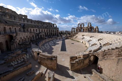 Amphithéâtre romain de El Djem. C’est le monument romain d’Afrique du Nord, de loin le plus imposant, sa silhouette ronde et massive s’élève dans une plaine plate et désertique qui le laisse voir à très longue distance. De forme presque elliptique, le monument mesure 149 m de long sur 124 m de large et 36m de haut. Les gradins, aujourd’hui disparus et partiellement reconstitués, pouvaient accueillir jusqu’à 30.000 spectateurs