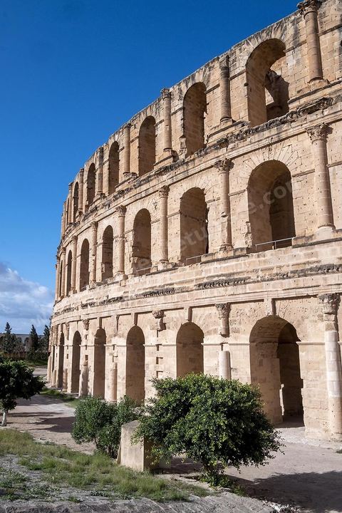 Amphithéâtre romain de El Djem. C’est le monument romain d’Afrique du Nord, de loin le plus imposant, sa silhouette ronde et massive s’élève dans une plaine plate et désertique qui le laisse voir à très longue distance. De forme presque elliptique, le monument mesure 149 m de long sur 124 m de large et 36m de haut. Les gradins, aujourd’hui disparus et partiellement reconstitués, pouvaient accueillir jusqu’à 30.000 spectateurs
