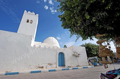 Grande mosquée sur la place principal de Hergla