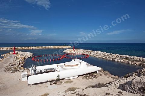 Bateau de plaisance en construction dans le port de Hergla