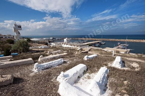 Cimetière dominant le port de Hergla
