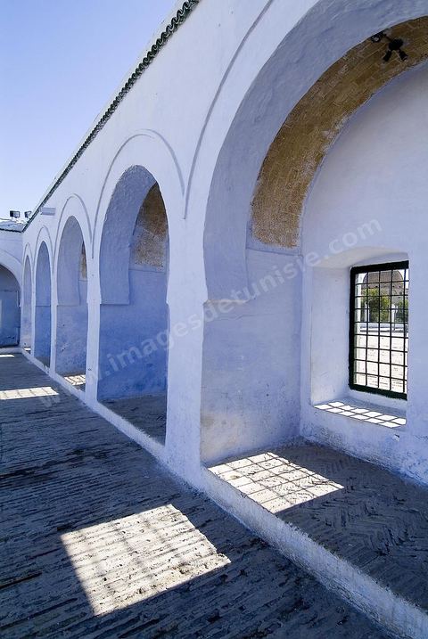 Cour d'entrée et minaret de la zoauia Sidi Sahab ou mosquée du Barbier à Kairouan