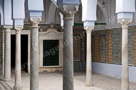Patio à colonnade dans la Zaouia de Sidi Sahab ou mosquée du Barbier à Kairouan