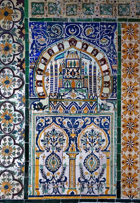 Céramique dasn le patio à colonnade dans la Zaouia de Sidi Sahab ou mosquée du Barbier à Kairouan