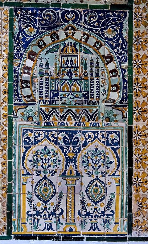 Céramique dasn le patio à colonnade dans la Zaouia de Sidi Sahab ou mosquée du Barbier à Kairouan