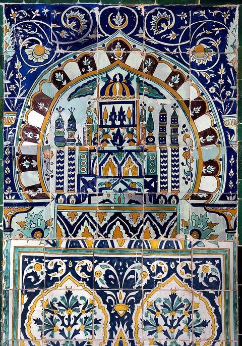 Céramique dasn le patio à colonnade dans la Zaouia de Sidi Sahab ou mosquée du Barbier à Kairouan