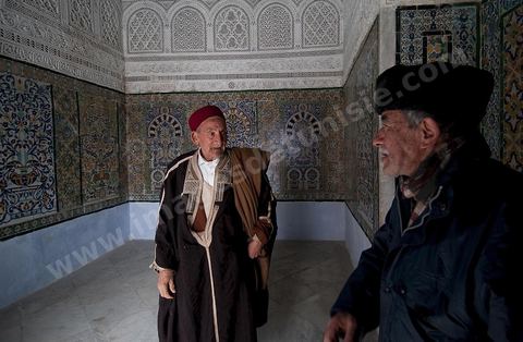 Gardien du mausolée dans le vestibule de la Zaouia de Sidi Sahab ou mosquée du Barbier à Kairouan