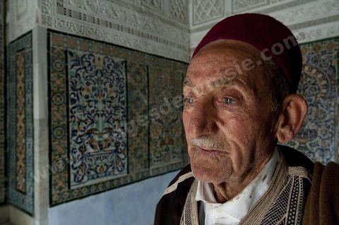 Gardien du mausolée dans le vestibule de la Zaouia de Sidi Sahab ou mosquée du Barbier à Kairouan