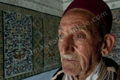 Gardien du mausolée dans le vestibule de la Zaouia de Sidi Sahab ou mosquée du Barbier à Kairouan