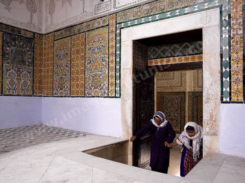 Scène quotidienne de visite à la zaouia Sidi Sahab ou mosquée du Barbier à Kairouan