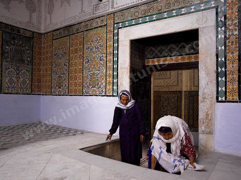 Scène quotidienne de visite à la zaouia Sidi Sahab ou mosquée du Barbier à Kairouan