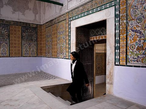 Scène quotidienne de visite à la zaouia Sidi Sahab ou mosquée du Barbier à Kairouan