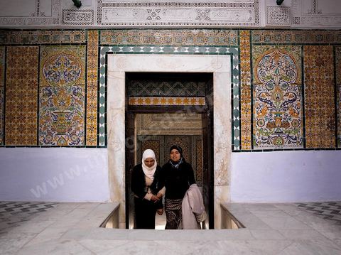 Scène quotidienne de visite à la zaouia Sidi Sahab ou mosquée du Barbier à Kairouan