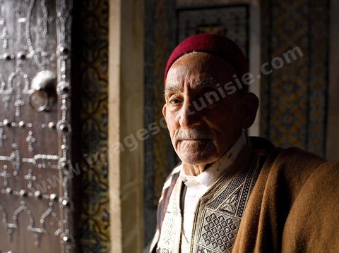 Gardien de la zoauia Sidi Sahab ou mosquée du Barbier à Kairouan
