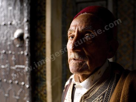 Gardien de la zoauia Sidi Sahab ou mosquée du Barbier à Kairouan