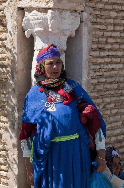 Zaouia Sidi Sahab ou mosquée du barbier le jour de Mouled, fête de la naissance du Prophète, femme en tenue traditionnelle