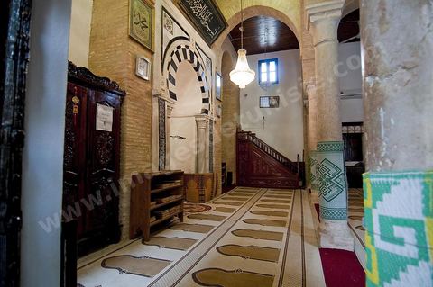 Salle des prières dans la mosquée de la Zaouia de Sidi Sahab ou mosquée du Barbier à Kairouan