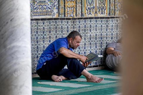 28 juin 2015 : Dans le mausolée Sid Sahbi à Kairouan, des hommes attendent la rupture du jeune en lisant le Coran