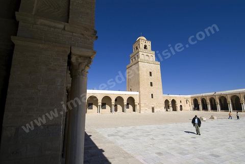 Cour intérieure et minaret de la Grande Mosquée de Kairouan