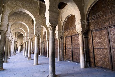Galerie et porte d'accés de la salle des prières de la grande mosquée de Kairouan